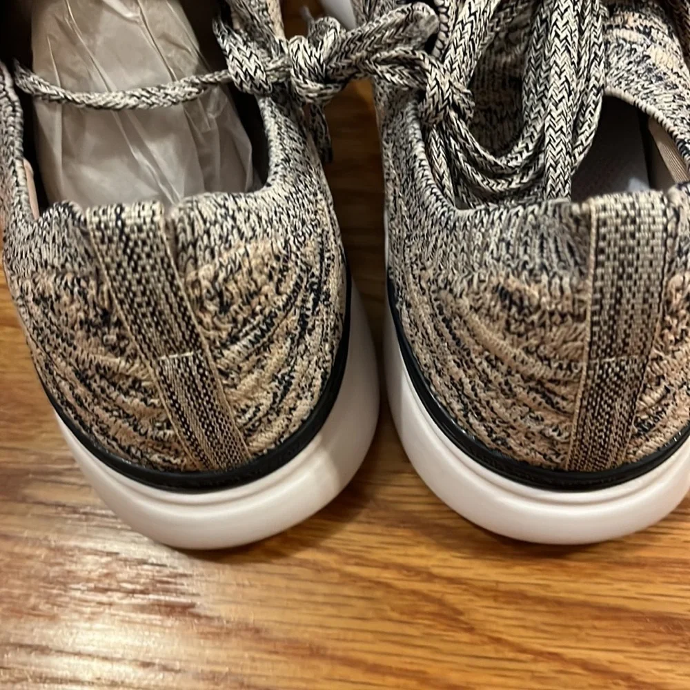 New APL Techloom Wave Mesh Knit Sneakers Navy/beige size 10